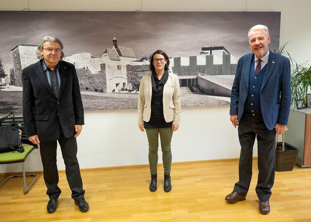Bürgermeister Klaus Schneeberger mit Pfarramtskandidatin Karoline Rumpler und Kurator der Evangelischen Pfarre Manfred Pfeiffer. | Foto: Stadt WN/Weller