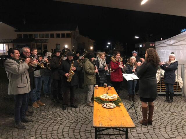 Abwechselnd zu den Klängen vom Kirchturm erklingen auf dem Kirchenplatz auch weihnachtliche Melodien der anderen Musiker. Bei Glühmost und Keksen wünschen sich die Besucher der Christmette "Frohe Weihnachten". | Foto: MK Handenberg