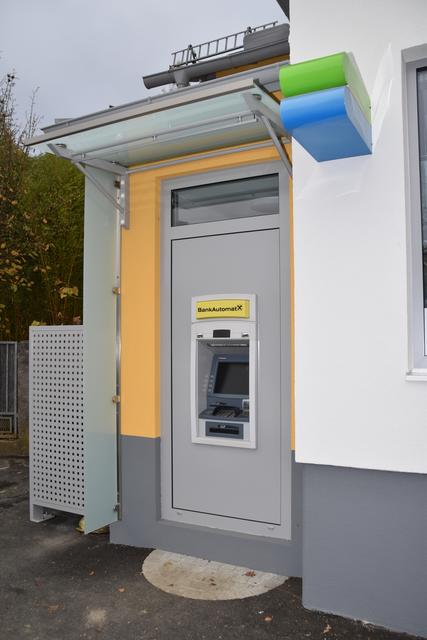 Der Bankomat ist an der Außenmauer angebracht. | Foto: Martin Wurglits