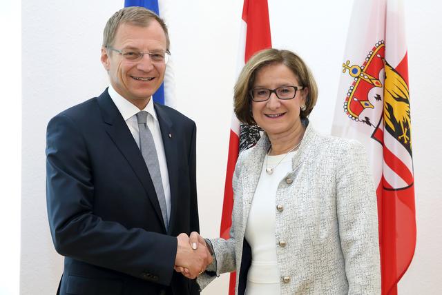 Oberösterreichs LH Thomas Stelzer und Niederösterreichs LH Johanna Mikl-Leitner  (beide ÖVO) zeigen Verständnis für den neuen Lockdown. | Foto: ÖVP