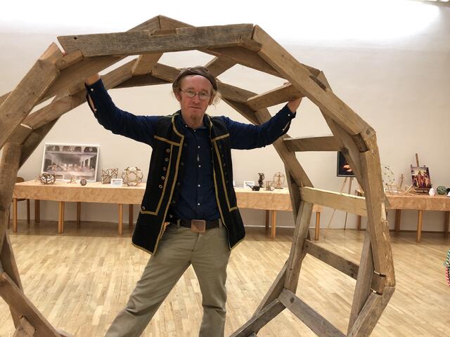 Das selbstgebaute "Leonardo-Rad" zeigt Franz Wieser auch auf Mittelaltermärkten.