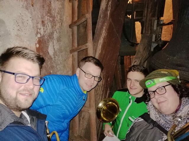 Vier Bläser der Musikkapelle Handenberg spielen weihnachtliche Melodien vom Kirchturm. | Foto: MK Handenberg