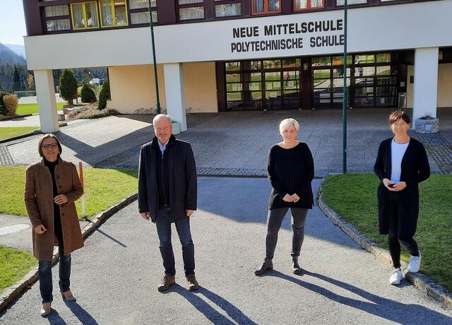 Gerlinde Kohlroser (Geschäftsführerin Lebenshilfe Bruck–Kapfenberg), Walter Schweighofer (Bürgermeister Mariazell), Michaela Schimmer (Schulleiterin Mittelschule) und Schulassistentin Anita Berger-Pichler | Foto: Sozialhilfeverband Bruck-Kapfenberg