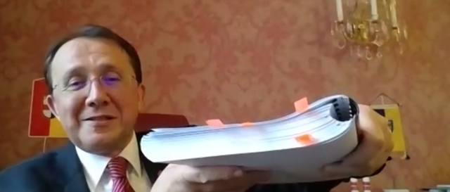Stadtchef Stadler zeigt das 476-seitige Konvolut: Das Budget 2020 wird im Stadtsenat abgestimmt. | Foto: Screenshot: Zeiler