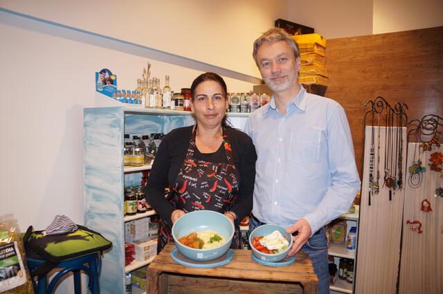 Thorsten Maas und Fanny von "Ta Leme" mit den Halleiner Lunchboxen,