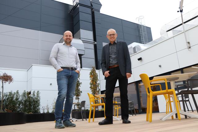 Architekt Jochen Mugrauer (links) mit Bauherrn Erwin Witzmann auf der Dachterrasse des neuen Bürogebäudes.
