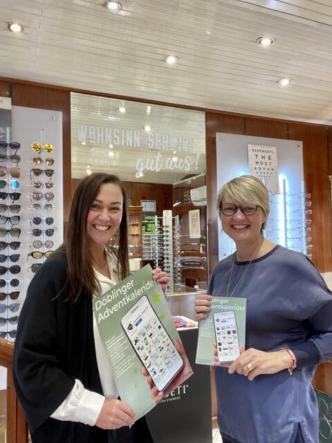 Nicole Reif (l.) mit Manuela Marcuzzo (r.) von Biela Optik - einer der Unternhemen, die beim Kalender dabei sind. | Foto: Nicole Reif