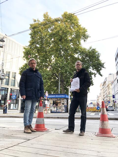 Martin Fabisch, Markus Mondre (v.l.) und die Platane.