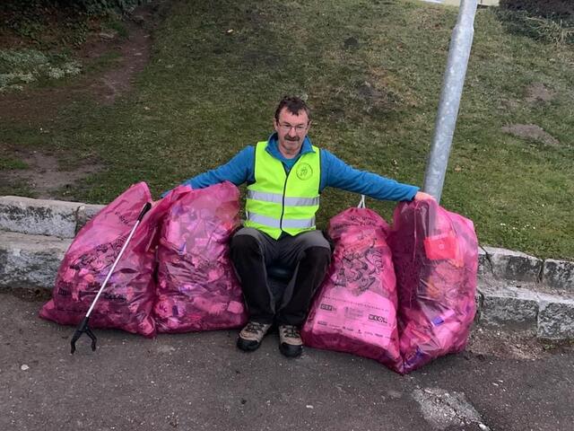 Peter Buder nach seiner Herbstputzaktion.  | Foto: KK