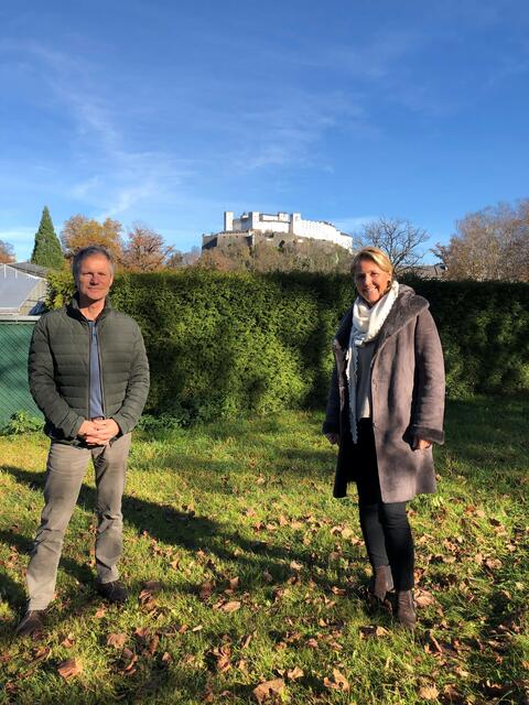 Vizebürgermeisterin Barbara Unterkofler und der Leiter des Gartenamts, Christian Stadler, im Hans-Donnenberg-Park. | Foto: ÖVP