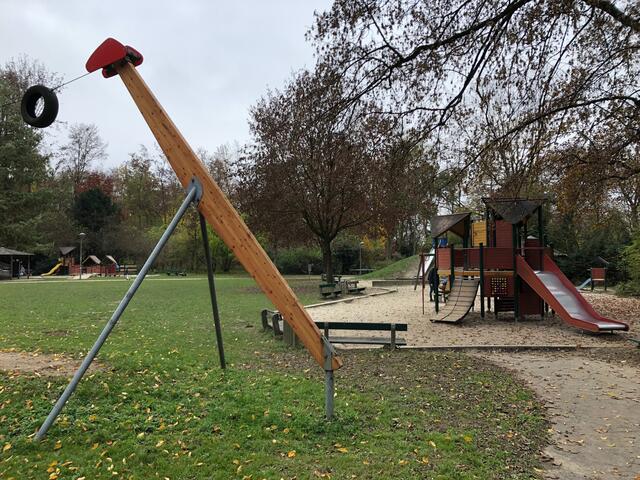 Der Kinder- und Jugendspielplatz im Hummelhofwald ist weitläufig und hat viele Spielstationen zu bieten.