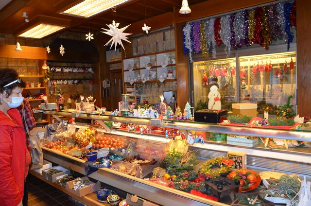 In der gekühlten Theke werden nach Weihnachten Lebensmittel angeboten