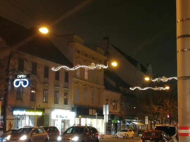 Am Rochusmarkt und der Landstraßer Hauptstraße sorgen neue Beleuchtungselemente für Weihnachtsstimmung.