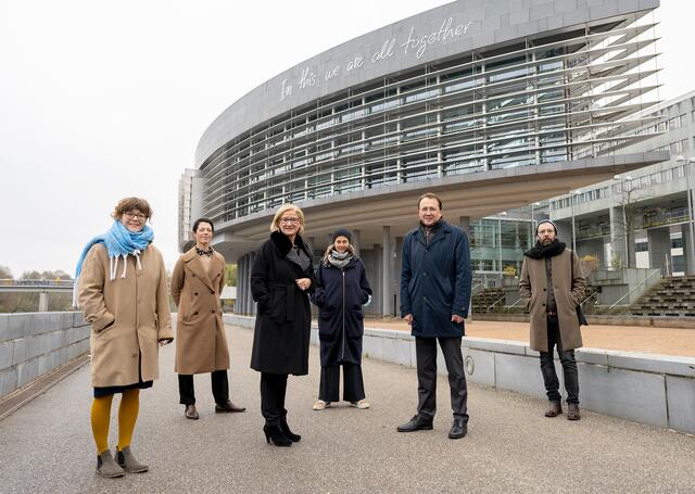 Produktionsleitung Barbara Horvath, Kuratorin Lisa Ortner-Kreil, Landeshauptfrau Johanna Mikl-Leitner, Künstlerin Borjana Ventzislavova, Bürgermeister Matthias Stadler und Künstler Aldo Giannotti. | Foto: NLK Filzwieser