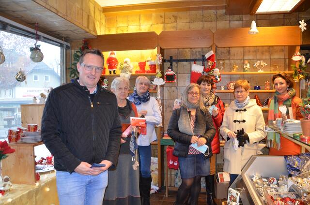 Die ehrenamtlichen Mitarbeiterinnen Johanna Kulterer, Bettina Eder, Sylvia Pertl, Erika Drumel, Erika Dannehl und Tatjana Podorozhraia mit Bürgermeister Michael Maier