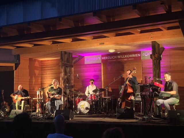 Oliver Mally und seine Freunde bestritten das Finale des Kultursommers Leibnitz-Wagna im Römerdorf. | Foto: Waltraud Fischer