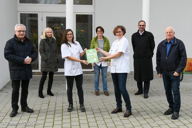 »Vitalküche«- Auszeichnung für den Kindergarten Gumpoldskirchen: Bürgermeister Ferdinand Köck, Kindergarten-Leiterin Karin Nakowitsch, Kochin Angela Steininger, MOBI-Kindergarten-Leiterin Ingrid Hammer, Küchen-Leiterin Ute Reumüller, Amtsleiter Harald Nirschl und GGR Walter Promitzer.
