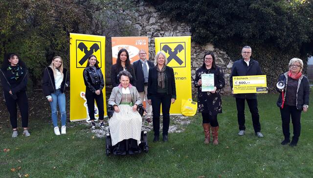 Platz eins in der Kategorie „Projekte in Schulen und Kindergärten“ geht an die NMS Bruck in Kooperation mit ISOP Schulsozialarbeit und Verein Christina lebt. Mit im Bild: Präsident Kinderbüro Gerhard H. J. Fruhmann.