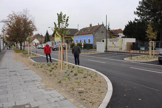 Die Fischamenderstraße erstrahlt in neuem Glanz. Bürgermeister Gerhard Weil und Verkehrsstadtrat Felix Böhm haben die Straße nun freigegeben.  | Foto: Stadt Bruck
