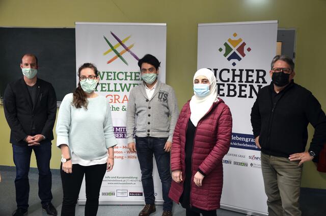 Kämpfen gegen die Polarisierung: Jeremy Stöhs, Andrea Hriberschek, Rohullah Zahidi, Heba Dasouki, Werner Miedl (v.l.) | Foto: Weichenstellwerk