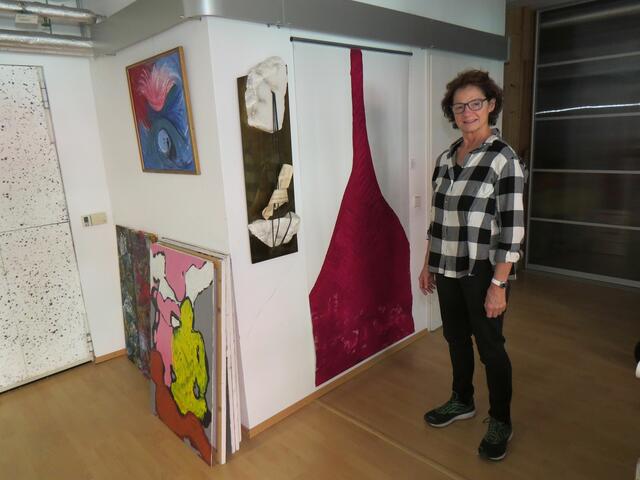 Roswitha Kandler ist Künstlerin aus Floridsdorf. Hier zu sehen vor einem Baumsignatur-Bild aus Amerika. | Foto: Krammer