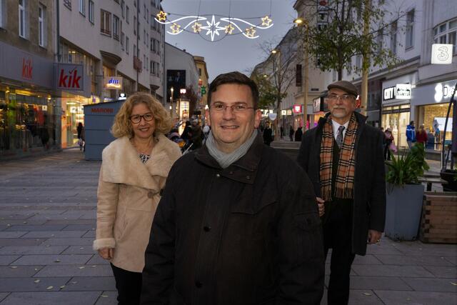 Die Hauptstraße unter Sternen mit Obfrau Claudia Eichmair, Bezirksvorsteher Wilfried Zankl und Kammer-Obmann Andreas Schwarz (vl). | Foto: BV 12