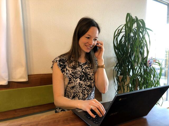 Nadine Tscholl-Jagersberger ist auch während des Lockdowns für pflegende Angehörige erreichbar.  | Foto: Caritas