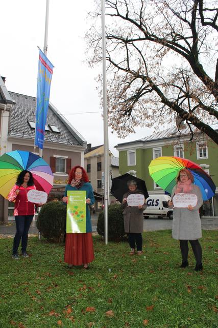 "16 Tage gegen Gewalt an Frauen": Fahnenhissen beim Kirchdorfer Rathaus mit Bürgermeisterin Vera Pramberger (re.). | Foto: Staudinger