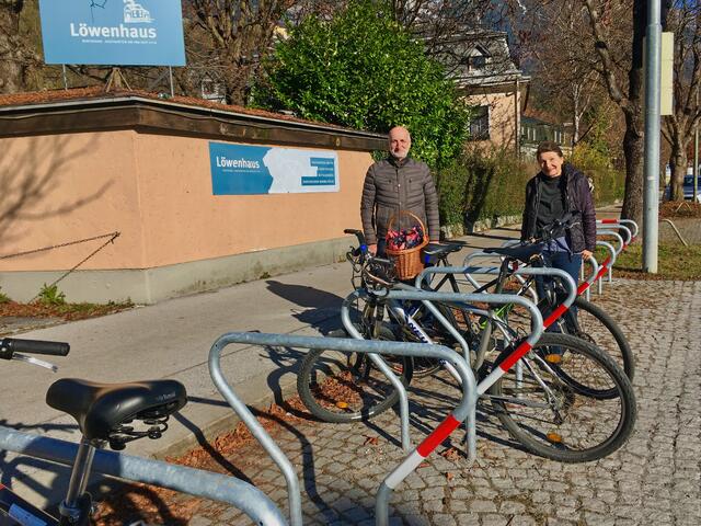 Vizebürgermeisterin Uschi Schwarzl und Christian Schoder präsentieren die neuen Radbügel beim Löwenhaus. | Foto: Schuierer/Aigner