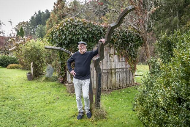 Der Autor, Schauspieler, Regisseur und Großvater Otto Köhlmeier im Garten der Elxenbacher Kunstmühle. (Foto Jimmy Lunghammer)