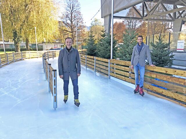 Bernhard Auinger und Roland Oberhauser schnallten gleich selbst die Eislaufschuhe an.  | Foto: Lisa Gold