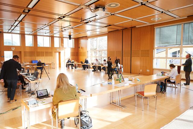 Zur Landesversammlung der Salzburger Grünen hatte sich lediglich das Kernteam versammelt. Die Mitglieder nahmen via Videokonferenz teil.  | Foto: FOTO-FLAUSEN