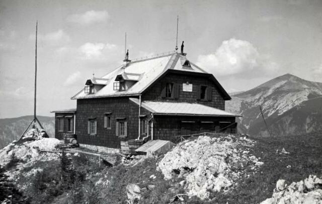 Die erste Speckbacher-Hütte auf der Rax musste 1927 geschlossen und abgetragen werden, da sie im Einzugsgebiet der Wiener Hochquellenwasserleitung lag.
| Foto: Archiv Speckbacher-Hütte