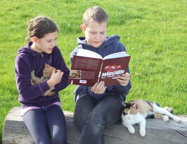 Die beiden Co-Autoren des Buches, der zehnjährige Stefan und die siebenjährige Katharina, die zwei
Enkelkinder von Otto Köhlmeier.