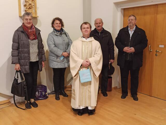 Bei der Diakonieweihe (v.l.n.r.): Karin Mischek, Carina Zeman, Thomas Tsach, Johann Zaritsch, Nikolaus Mischek | Foto: Gemeinde Sigless