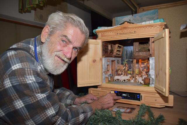 Eine Krippe mit eingebautem Radio – der 79-Jährige lässt sich immer wieder Neues einfallen. | Foto: Kainz