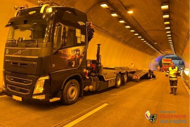 Im Gräberntunnel krachten gestern zwei Lkws zusammen, es entstand enormer Sachschaden. | Foto: FF Wolfsberg