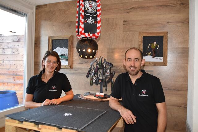 Nicole und Norbert Pfurtscheller betreiben eine kleine Stickerei in Neustift. | Foto: Kainz