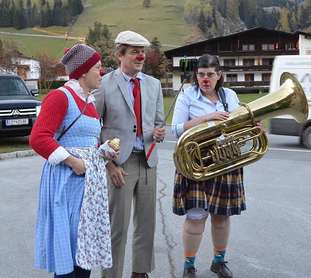 Anna Russegger, Christian Moser und Karin Nagele (v.l.) statteten St. Jakob im Clownsoutfit einen Besuch statt.  | Foto: Rote Nasen