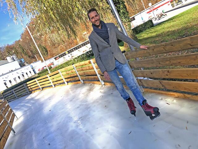 Roland Oberhauser, Leiter der städtischen Betriebe, schnallte gleich selbst die Eislaufschuhe an.  | Foto: Lisa Gold