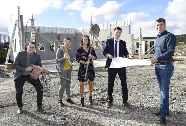 Das zukünftige Team Eberndorf überzeugte sich vom Baufortschritt vor Ort: Gregor Krainz, Iris Wohlgemuth, Martina Jandl, Kevin Müller (Teamleiter Jauntal) und Thomas Visotschnig (Bauleiter MID Bau) | Foto: Kärntner Sparkasse