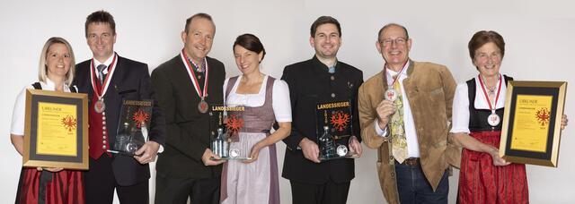 Das sind die Landessieger: Angelika und Markus Spitaler, Anton und Claudia Nagiller, Lorenz und Anton Rossetti und Maria Pfandl (v.l.) freuen sich. (Fotocollage)
 | Foto: Die Fotografen
