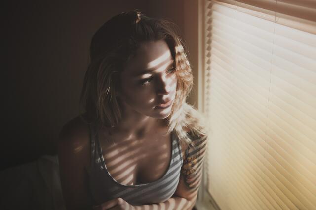 Singles stehen harte Zeiten im Lockdown bevor. Ein ständiges Abwegen von gesundheitlichen Bedenken und Ablenkung der Corona-Krise spielt beim Online-Dating eine Rolle. | Foto: Unsplash/Cosmic Timetraveler