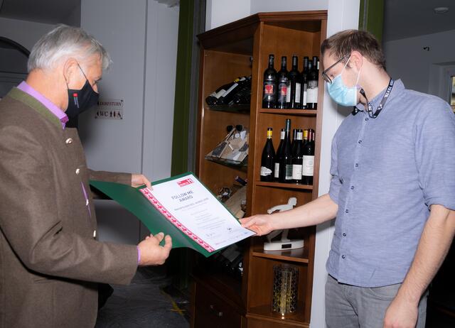 Egon Hierzegger, Regionalstellenobmann der Wirtschaftskammer, übergibt die Urkunde an Franz Danklmaier jun. | Foto: Foto Steinfisch