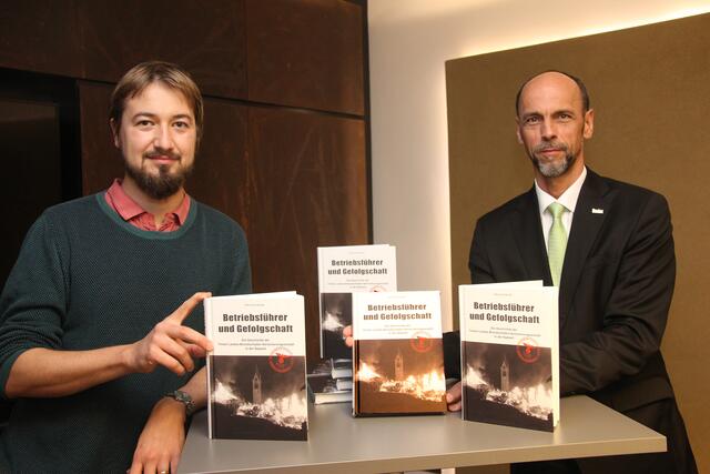 Nikolaus Bliem, Autor des Buches „Betriebsführer und Gefolgschaft“ und Franz Mair, Vorstand der TIROLER.