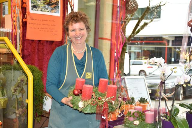 Judith Sticker-Wedenig: Bei Blumen Wedenig wurden die Auslagen mit Kränzen dekoriert. | Foto: Friessnegg