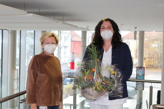 Pflegestandortleiterin Herta Weissensteiner, MBA gratuliert DGKP Alexandra Hartner herzlich zum ausgezeichneten Abschluss der Ausbildung „Basales und Mittleres Pflegemanagement“.