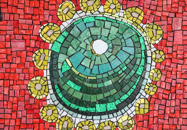 Bei der Tagung zwischen 25. und 27. November wird das Corona-Virus in seiner gesamtheitlichen Auswirkung wissenschaftlich diskutiert. Am Bild: Ein Ausschnitt aus dem Wandmosaik von Hubert Schmalix an der Universität Innsbruck. | Foto: Uni Innsbruck