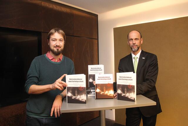 Nikolaus Bliem, Autor des Buches „Betriebsführer und Gefolgschaft“und Franz Mair, Vorstand der TIROLER Versicherung. | Foto: TIROLER