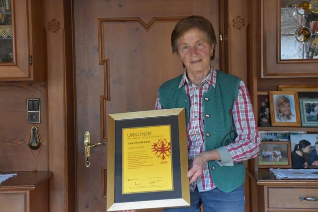 Maria Pfandl aus Kirchbichl konnte sich durchsetzen und holte sich bei der 26. Tiroler Schnapsprämierung mit ihrem Likör den Landessieg.  | Foto: Barbara Fluckinger